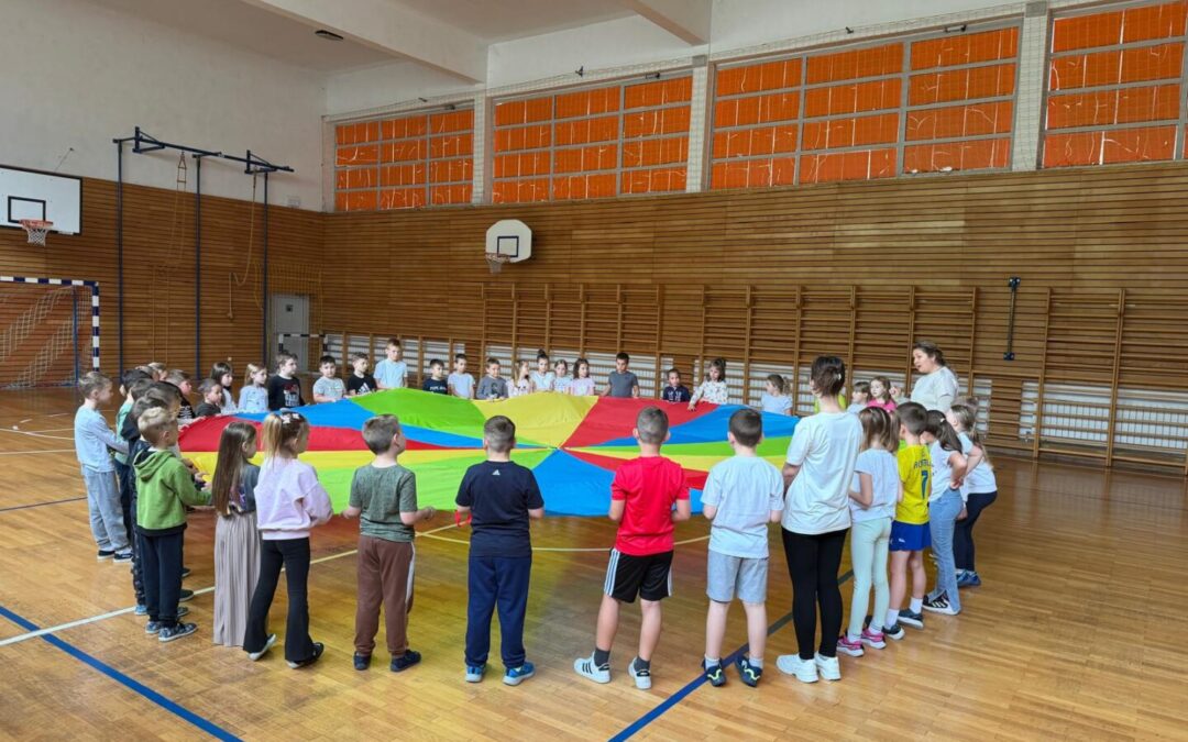 Mala škola velikog prijateljstva: predškolci iz Kravarskog posjetili naš 1.a razred